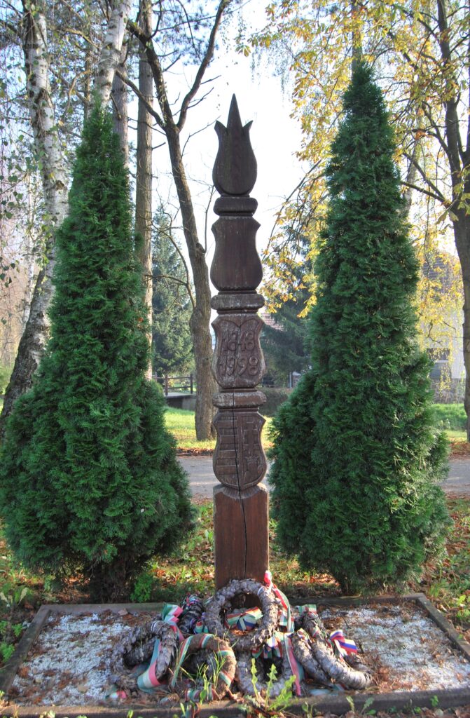 partosfalvi-kopjafa2