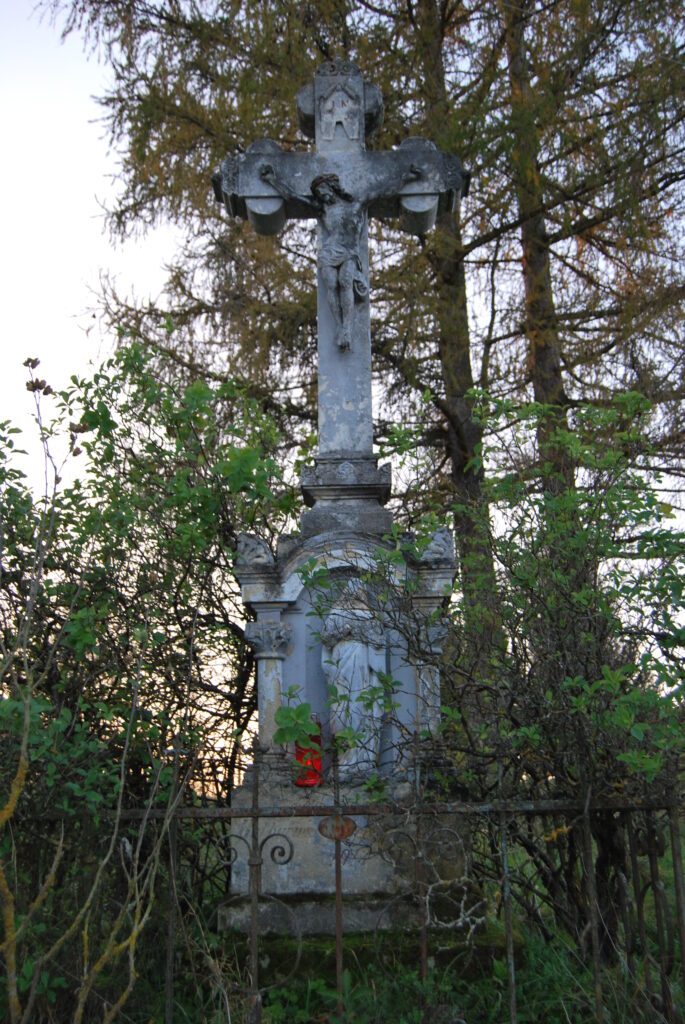 Barbarits-csalad-allittatta-kereszt-1